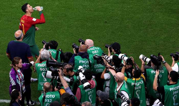 穷疯了？世界杯球迷禁带水杯，场内仅售可口可乐旗下高价矿泉水